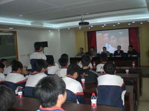 Unos 50 estudiantes de la clase DONJOY de la escuela de técnico electromecánico de Wenzhou vieron a visitar nuestra empresa,
